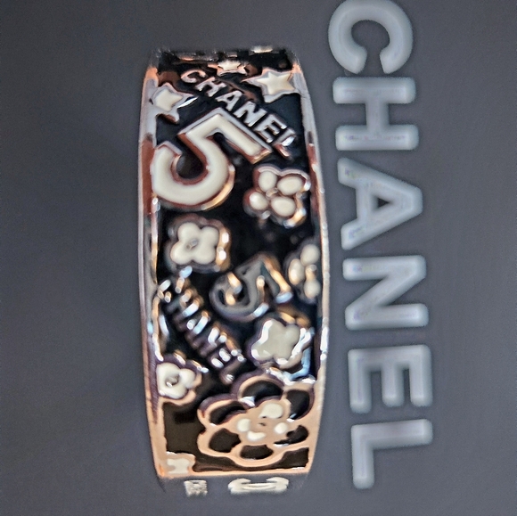 CHANEL ENAMEL Cuff - Picture 2 of 4